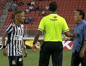Neymar discute com técnico do Ituano, Roberto Fonseca (Foto: reprodução)