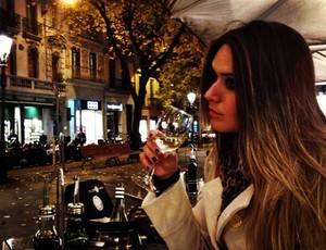 Laryssa posta foto em restaurante de Barcelona. (Foto: (Facebook /Reprodução))