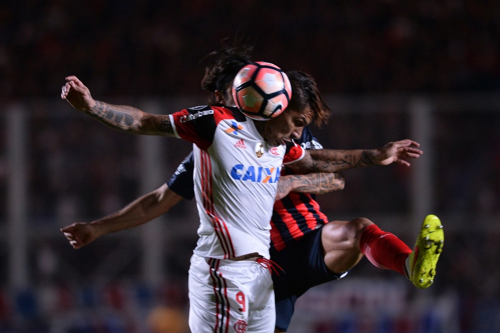 Em sua primeira Libertadores pelo Fla, Guerrero foi eliminado na primeira fase, após derrota no jogo da foto: San Lorenzo 2x1 Flamengo (Foto: EFE)