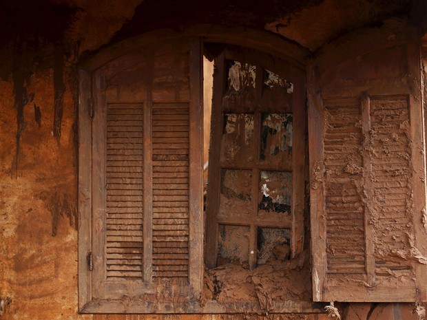 A janela de uma casa de Bento Rodrigues, no interior de Minas Gerais, é vista após o rompimento de barragens de rejeitos da mineradora Samarco, cujos donos são a Vale e a anglo-australiana BHP, na quinta-feira (5) (Foto: Ricardo Moraes/Reuters)