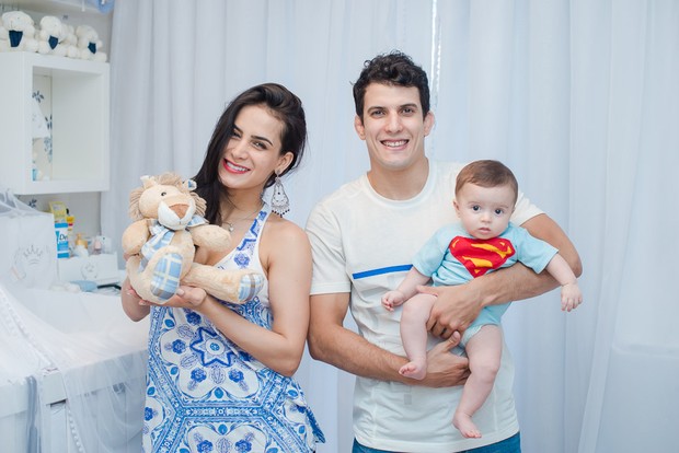 Lucilene Caetano e Felipe Sertanejo posam com o filho Theo (Foto: Karina Brandão Photography / Destac Assessoria )