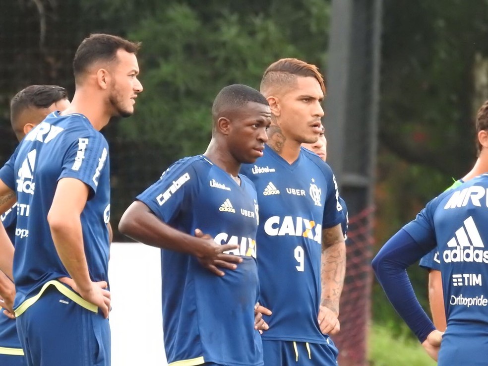 Vinicius Junior e Guerrero no treino do Flamengo (Foto: Fred Gomes)