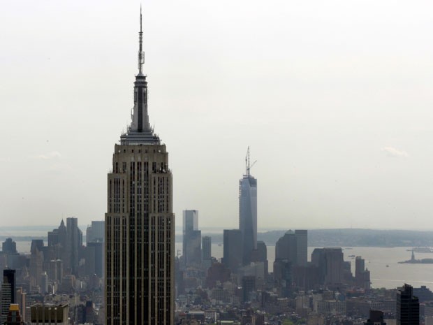 O Empire State Building, que tem 1.454 pés de altura (à esq.), é visto ao lado do One World Trade Center, que tem 1.776 pés de altura (centro), com a Estátua da Liberdade ao fundo, à direita. A foto foi tirada da plataforma de observação do Rockefeller Ce (Foto: Richard Drew/AP)
