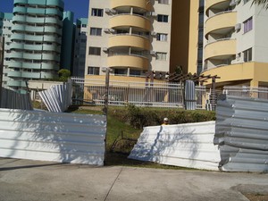 No lugar das grades foram tapumes para isolar a área do edifício (Foto: Cristiane Cardoso / G1)