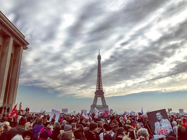 Foto postada pela modelo Caroline de Maigret do protesto em Paris (Foto: Reprodução/Instagram)