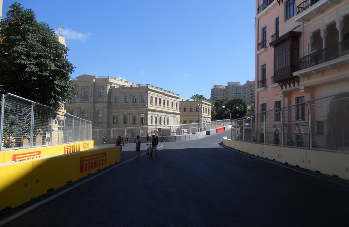  Curva 15, freada forte, depois de mais 700 metros acelerando fundo. Pista vira à esquerda e começa a descer Circuito de Baku Azerbaijão Formula 1 (Foto: Livio Oricchio)