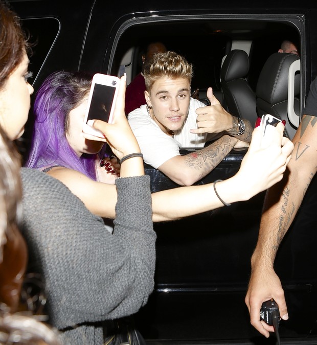 X17 - Justin Bieber após jantar em Los Angeles, nos Estados Unidos (Foto: X17online/ Agência)