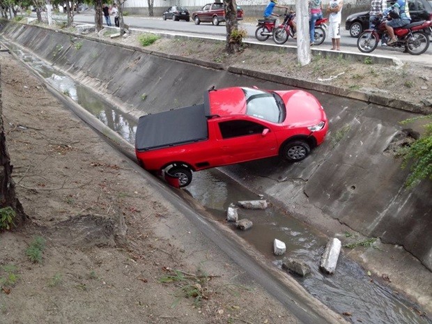 G1 Motorista Perde Controle Do Carro E Cai Em Canal Em Campina