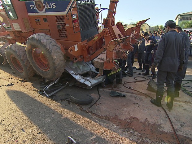 Máquina ficou sobre veículo em acidente em Contagem (Foto: Reprodução/TV Globo)