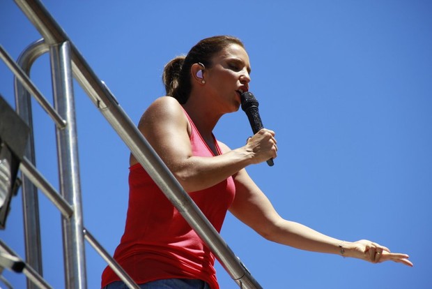 Ivete Sangalo no trio em Salvador (Foto: André Muzell / AgNews)