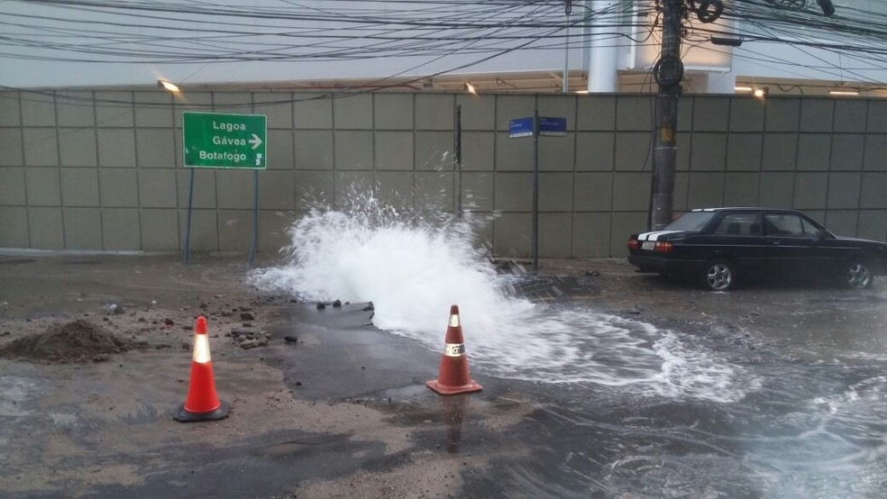Vazamento no Jardim Botânico (Foto: Túlio Mello / G1)