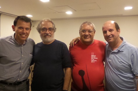 Nilton Bonder com os jornalistas Geneton Moraes, Cid Benjamin e Marcos Uchôa (Foto: Junia Azevedo)