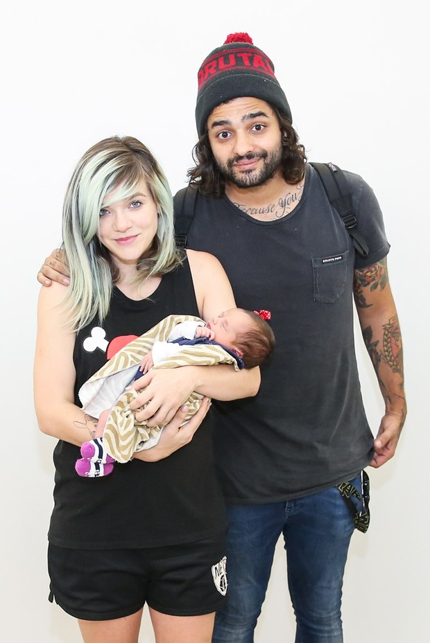 Lucas Silveira, da banda Fresno, e Karen Jonz saindo da maternidade com filho (Foto: Manuela Scarpa/Brazil News)