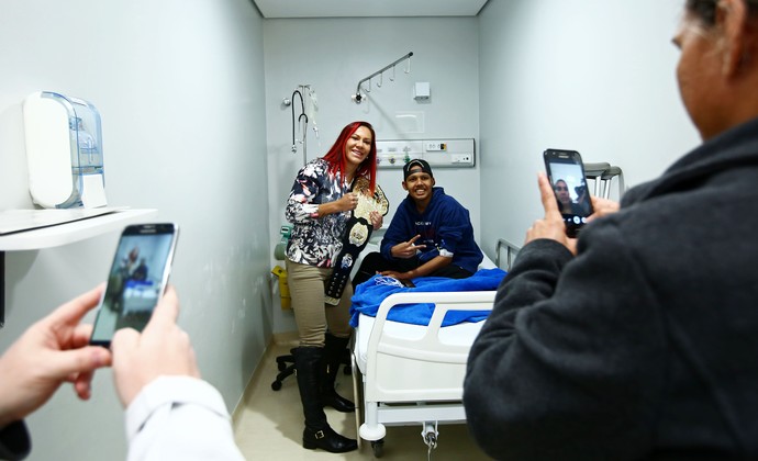 Cris Cyborg hospital em Curitiba (Foto: Heuler Andrey/Divulgação UFC)