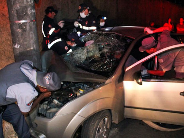 Equipes do Samu e dos bombeiros resgatam jovens após acidente na Vila Nery (Foto: Maurício Duch)