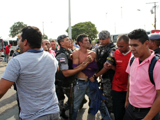 Ao todo, quatro motoristas foram presos durante a manifestação, por desacato e desordem (Foto: Tiago Melo/G1 AM)