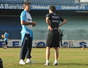 Renato Gaúcho conversa com Elano em treino do Grêmio (Foto: Hector Werlang/Globoesporte.com)