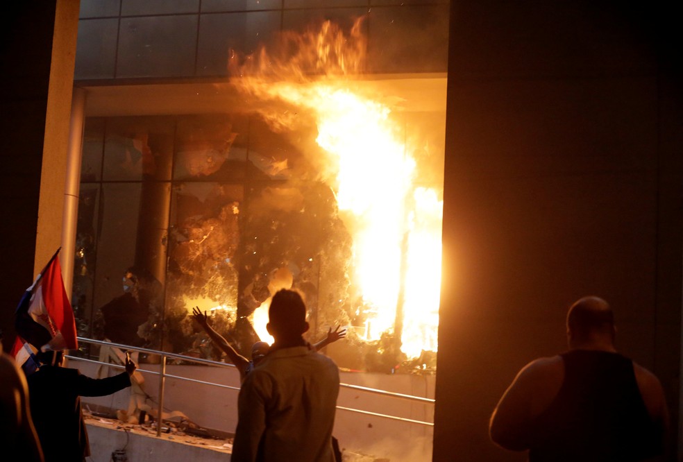 Congresso do Paraguai é incendiado por manifestantes nesta sexta-feira (31) após aprovação de medida que autoriza a reeleição presidencial (Foto: REUTERS/Jorge Adorno)