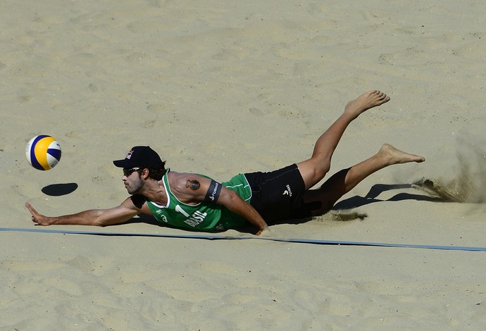 Bruno Schmidt se estica para fazer a defesa na final em Long Beach (Foto: Divulgação/FIVB)