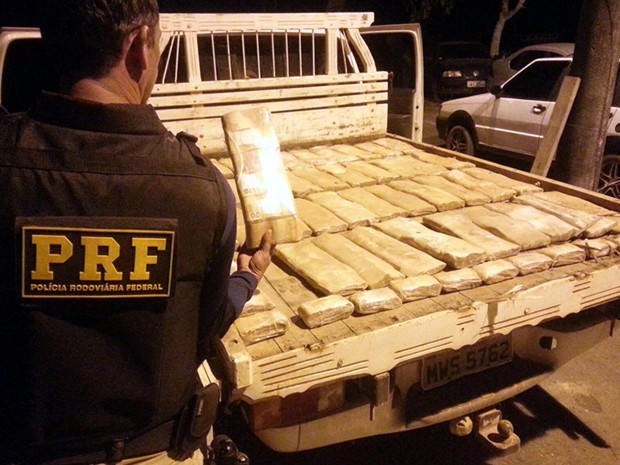 Dinheiro estava escondido no fundo falsa da carroceria de uma caminhonete (Foto: Divulgação/PRF Santarém)