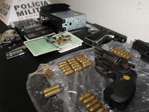 apreensão arma pistola revólver comunidade rural Comunidade dos Lopes Divinópolis MG (Foto: Polícia Militar/Divulgação)