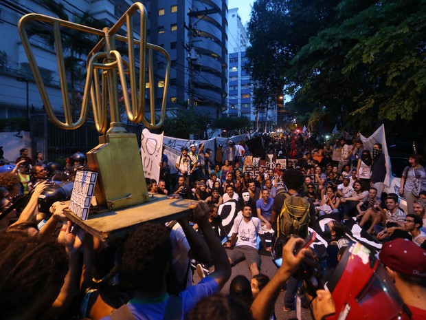 Manifestantes prédio Haddad MPL (Foto: J. F. Diorio/Estadão Conteúdo) Manifestantes prédio Haddad MPL (Foto: J. F. Diorio/Estadão Conteúdo)