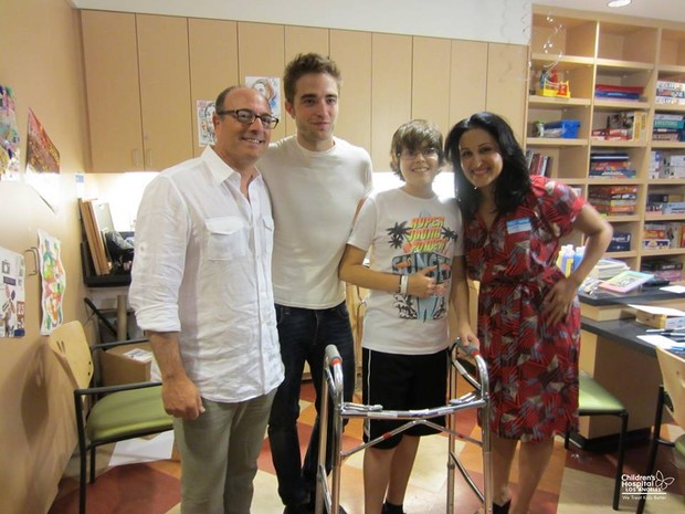 Robert Pattinson no hospital infantil (Foto: Children's Hospital Los Angeles)