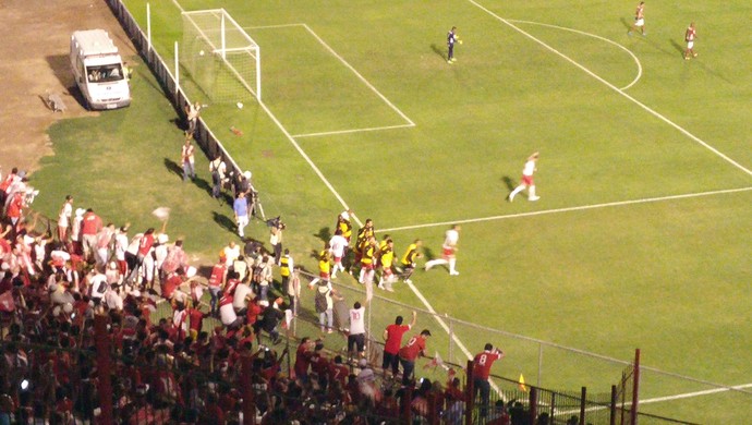 Jogadores do Vila Nova comemoram um dos gols de Frontini (Foto: Bruno Rocha)