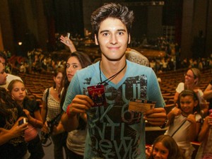 Fã que subiu ao palco foi assediado por outras pessoas após o show dos Jonas Brothers (Foto: Joka Madruga/G1) Fã que subiu ao palco foi assediado por outras pessoas após o show dos Jonas Brothers (Foto: Joka Madruga/G1)