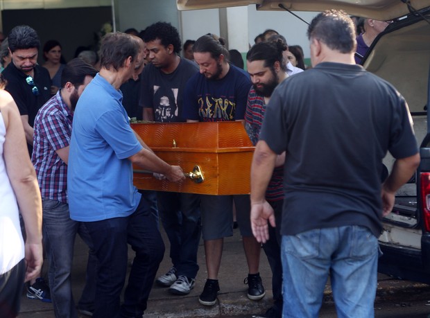 Caixão de Flávio Guarnieri deixa velório (Foto: Iwi Onodera / Ego)