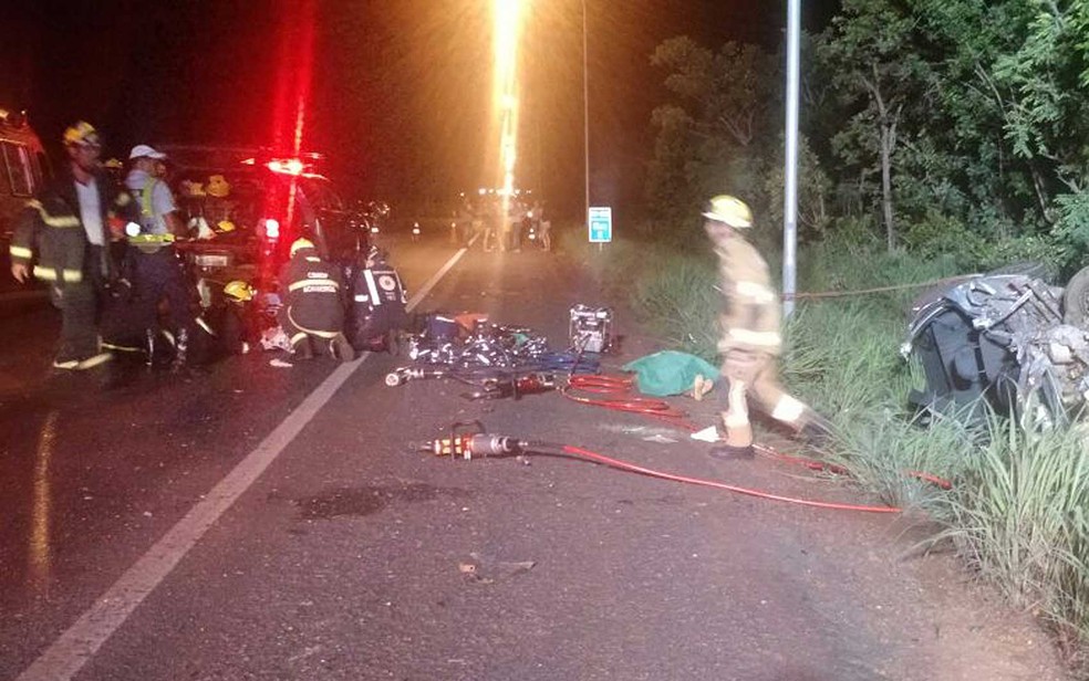 Bombeiros e servidores do Samu resgatam vítimas de batida na DF-128 enquanto policiais militares interditam trânsito (Foto: Corpo de Bombeiros/Divulgação)