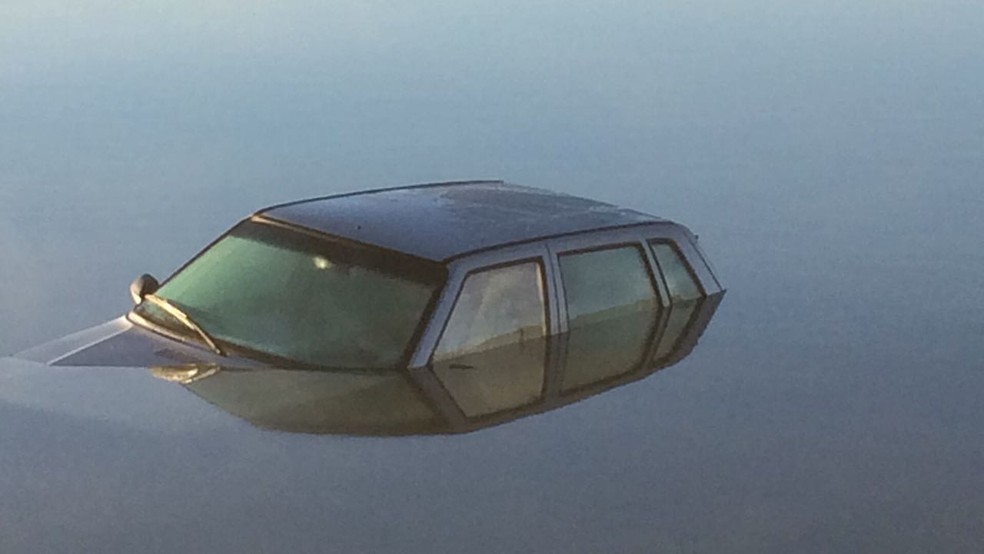 Carro 'mergulhado' em lago de Brazlândia (Foto: Lucrécia Almeida/Arquivo Pessoal)