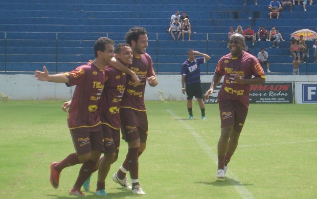 Alan Patrick comemora gol em amistoso beneficente em Catanduva (Foto: Marcos Lavezo/Globoesporte.com)