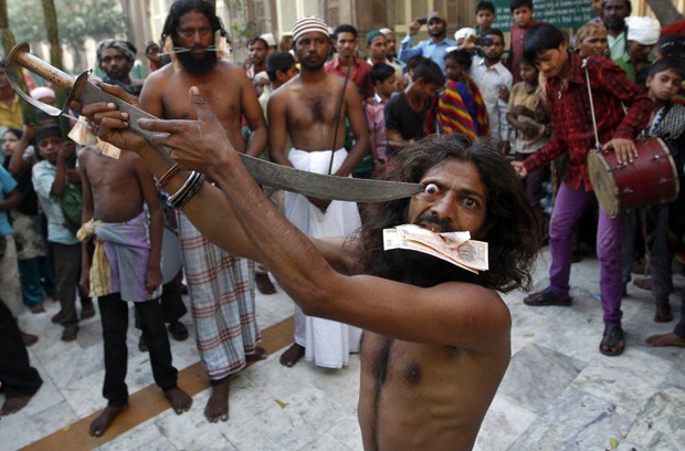 Indiano foi flagrado 'espetando' olho com espada durante o festival 'Urs', na Índia (Foto: Amit Dave/Reuters)