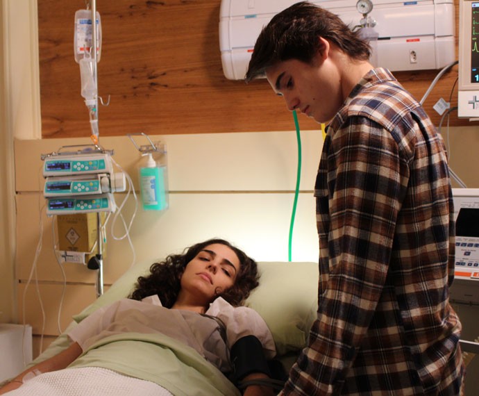 Ciça acorda durante visita de Rodrigo (Foto: Thaís Dias / Gshow) Ciça acorda durante visita de Rodrigo (Foto: Thaís Dias / Gshow)