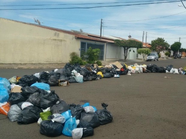 G Grupo Interdita Rua Sacos De Lixo Em Protesto Contra Falhas Na