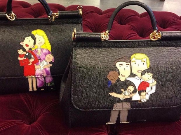 Bolsas contêm bordados que representam famílias formada por homossexuais com seus filhos. (Foto: Reprodução/Instagram/Stefanogabbana)