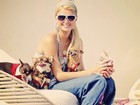 Paris Hilton fotografa rodeada por seus sete cachorrinhos