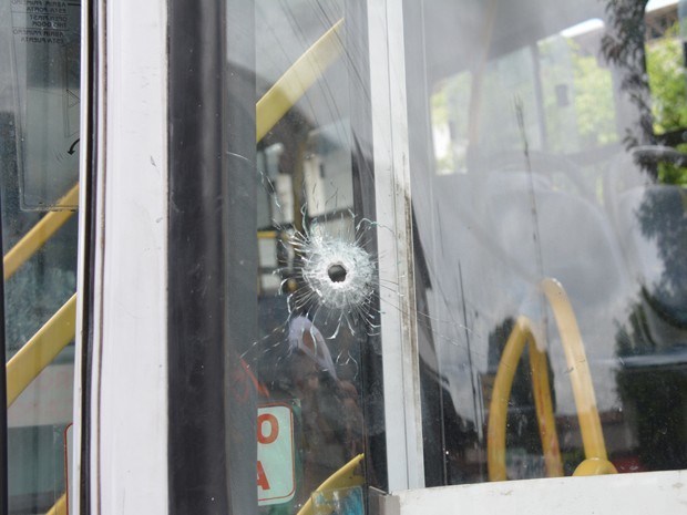 Ônibus ficou com marcas de tiro (Foto: Walter Paparazzo/G1)