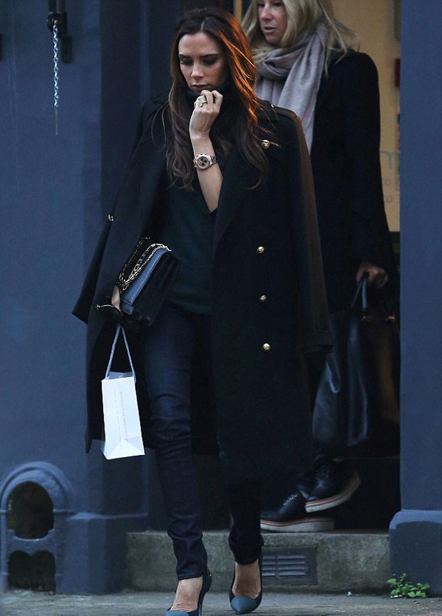 Algo para a casa nova? Victoria Beckham faz compras em Notting Hill