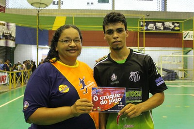Luan ganha o prêmio de destaque do jogo (Foto: Magda Lomeu)