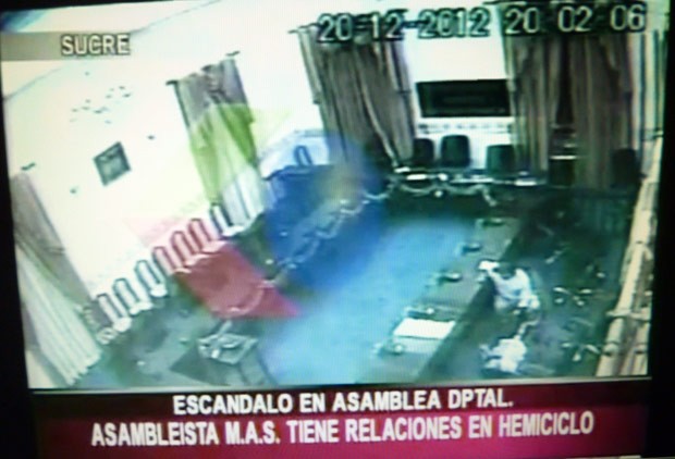 Incidente ocorrido em 20 de dezembro foi gravado por câmera de segurança na assembleia de Chuquisaca, na Bolívia (Foto: AFP)