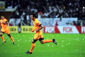 Nilton e Valdivia, do Inter, lutam por gol mais bonito com Marciel, do Timão