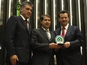 Kassab recebe prêmio na Câmara dos Deputados (Foto: Brenda Brandão/ G')