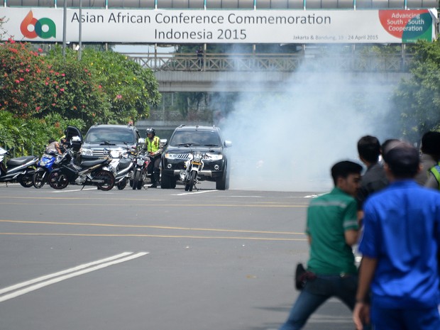 Polícia durante ação contra atirador em Jacarta, na Indonésia (Foto: Bay Ismoyo/AFP)