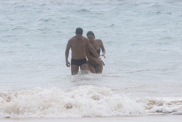Debora Nascimento e José Loretto curtem praia em Fernando de Noronha  (Foto: Felipe Assumpção/ Ag. News)