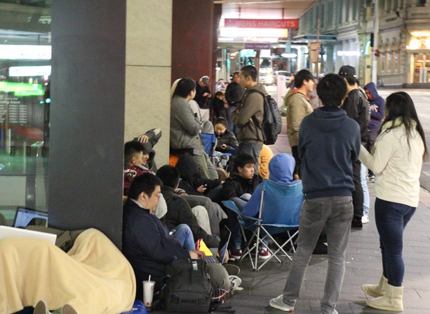 Fila para início das vendas em Sydney, na Austrália, foi considerada pequena (Foto: Arquivo pessoa)