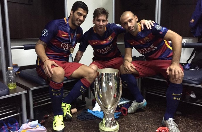 Mascherano, Messi, Luis Suárez Supercopa da Europa vestiário Barcelona (Foto: Reprodução Twitter)