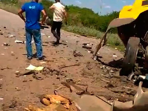 Destroços do carro-forte alvo de bandidos ficaram espalhados por rodovia na Bahia (Foto: Divulgação) Destroços do carro-forte alvo de bandidos ficaram espalhados por rodovia na Bahia (Foto: Divulgação)