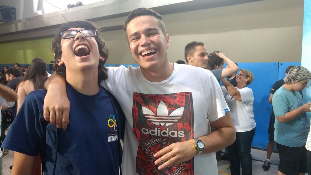 Aprovados na Fuvest: amigos comemoram a vaga (Foto: Luiza Tenente/ G1)